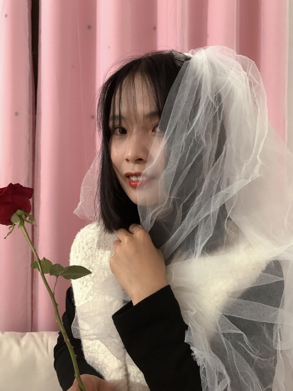 持紫菜包饭的女孩的第一张照片--荆州相亲服务中心