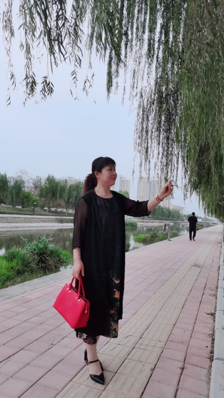 周本玲的第一张照片--荆州相亲服务中心