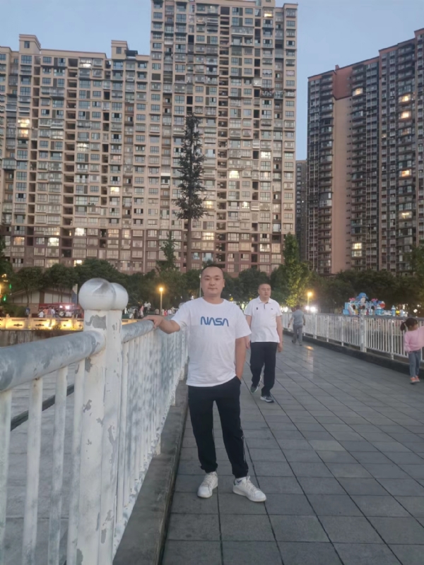 寂寞的男人的第一张照片--荆州相亲服务中心
